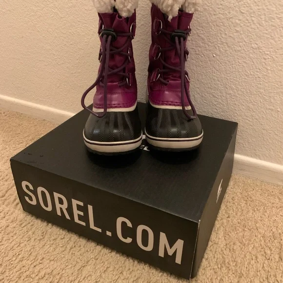 Kids-SOREL Snow boots in GREAT condition. WITH BOX - Picture 2 of 11